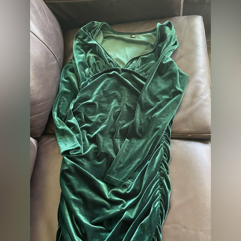 SHEIN bell Plus Ruched Velvet Bodycon Dress